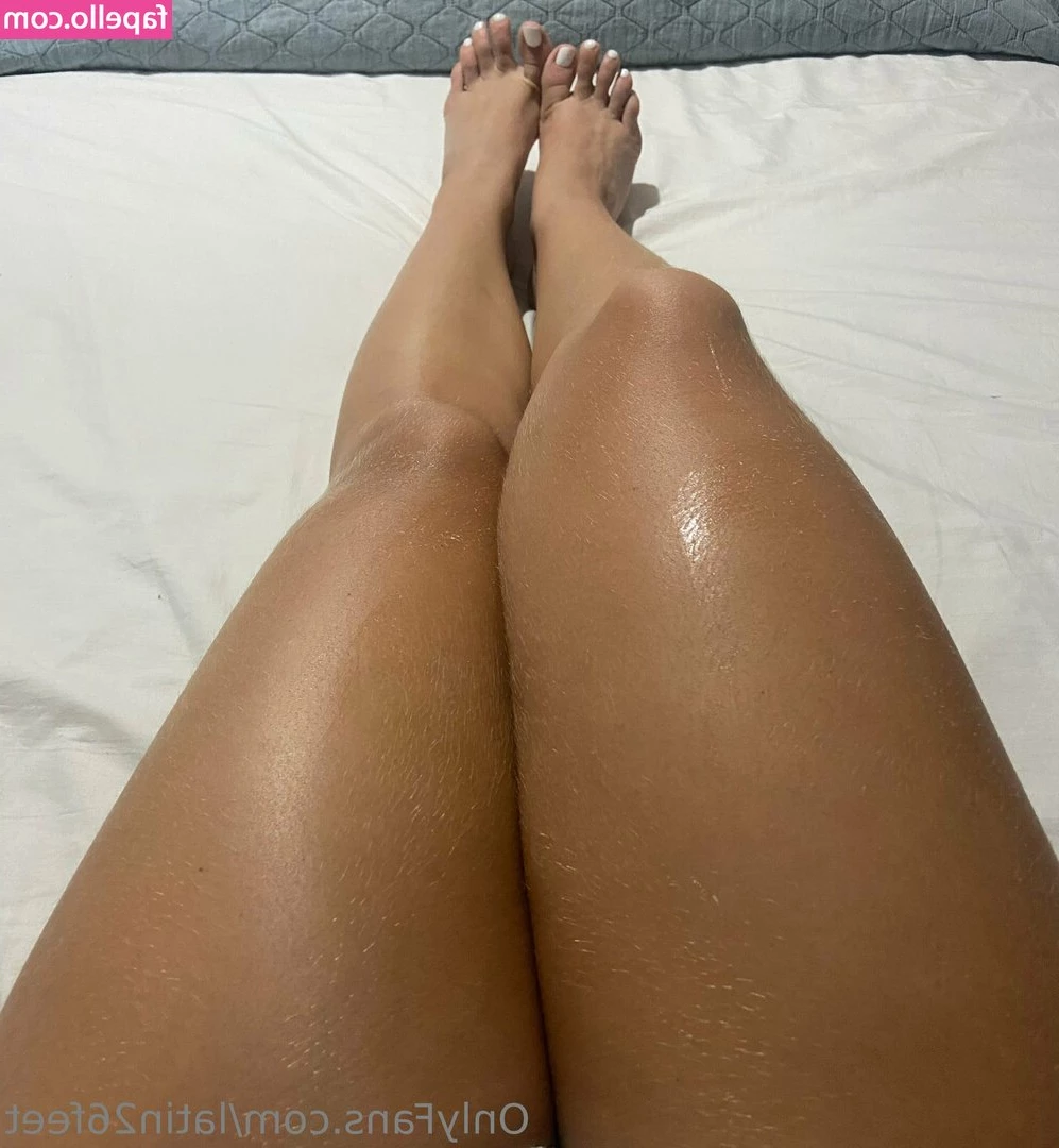 latin26feet - wish I had someone to devour my ass while I rub my nipples and jerk