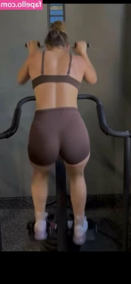 Maycee Barber [ maycee-barber ] - Butt naked and making post men around the UK very happy 😆