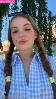 jayejessie - Marta taking off unnecessary clothing in public - EXTRA Content from
