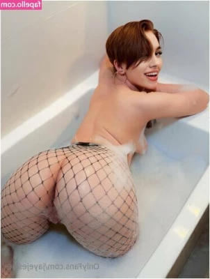 jayejessie - Are you still dreaming? Is that why you're not wearing any pants