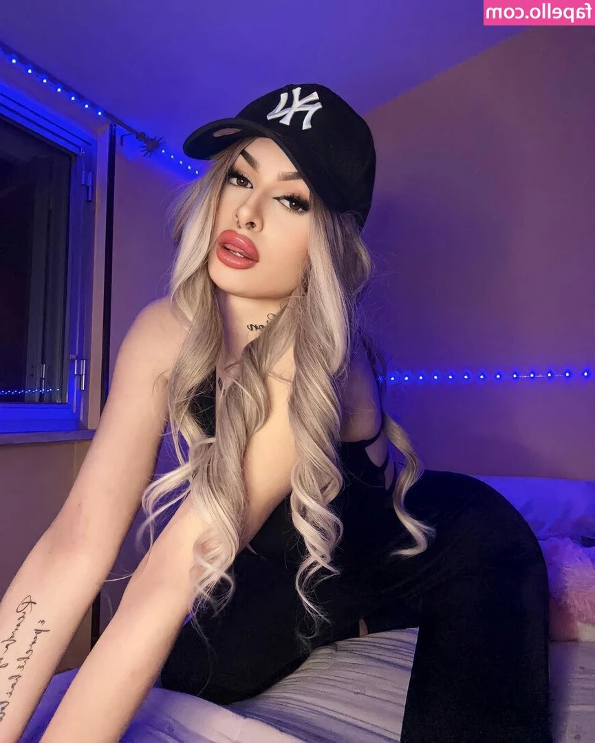 aliih.hx [ aliih-hx ] - Sneak peak of what’s to come💋