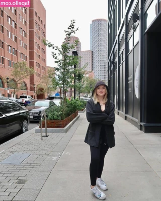 Elsuzannee - Spring is certainly in the air, I felt it blow up my skirt and