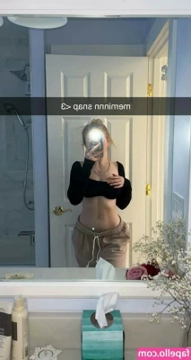 Elsuzannee - My ass makes a good boob resting spot 😁