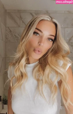 niikkirose - A long distance shot 🍑😉  How close do you want to get? 😈