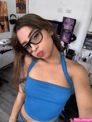elipetitt - Big Booty Babe Loves to Start with her Feet