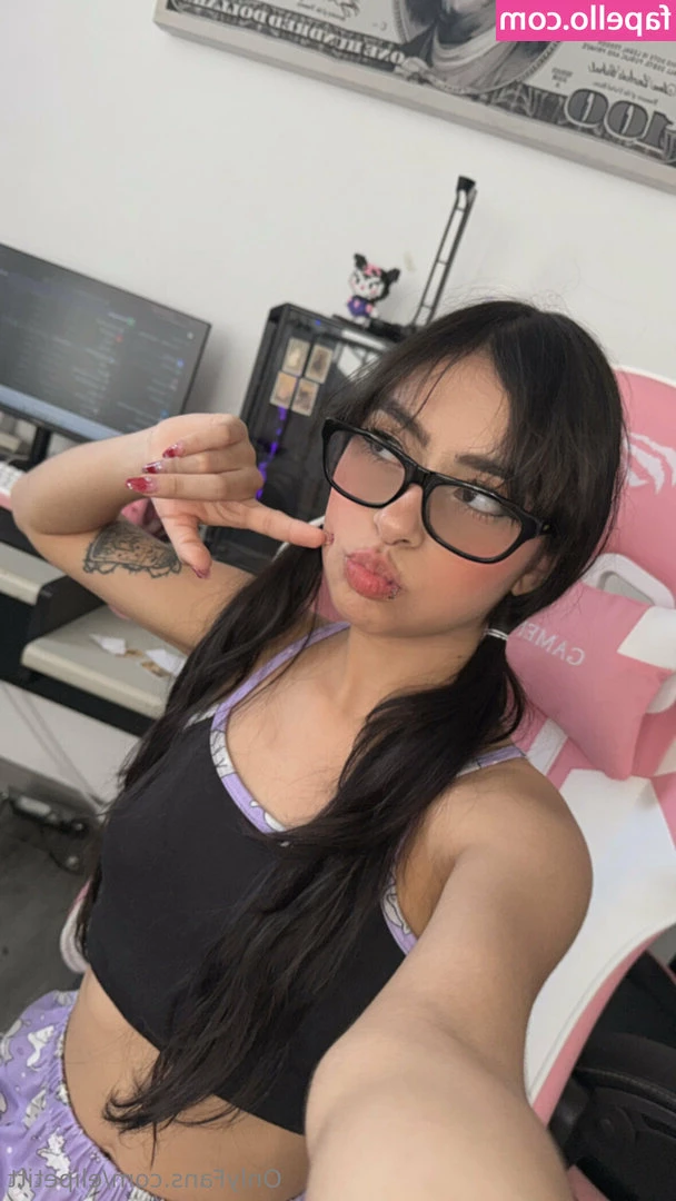 elipetitt - Can you guess who this is?🤭 What cosplay do you like?💕 If you