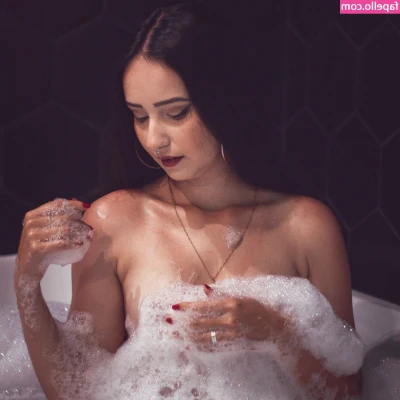 Ensaios Sensuais [ ensaios-sensuais ] - Did you know how it feels to put on some lingerie?  It makes you feel