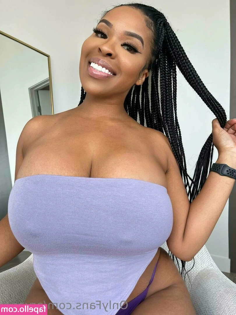 aryana [ aryana-2 ] - Happy Monday! Enjoy a glimpse of my tits for some motivation
