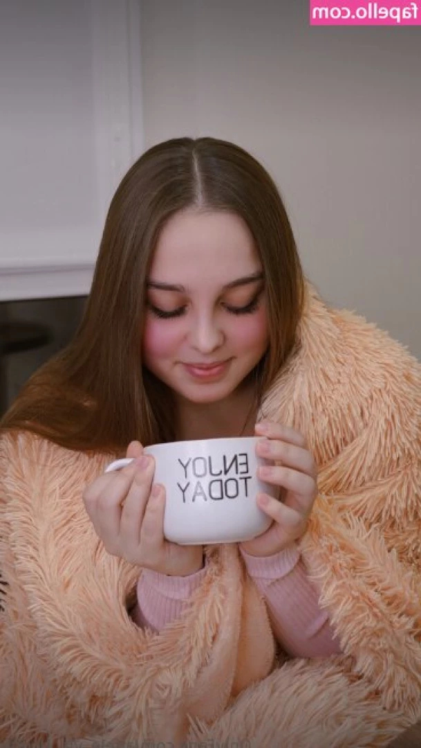 adele-queen-boobs - I like to spend my evenings playing video games we could have a round
