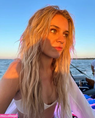 Kelsea Ballerini [ kelsea-ballerini ] - a little smile for you
