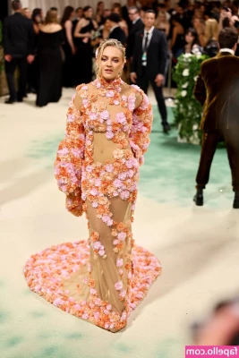 Kelsea Ballerini [ kelsea-ballerini ] - Freshly worn grey Nike socks off of the Bosses sweaty feet, thanks