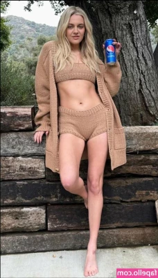 Kelsea Ballerini [ kelsea-ballerini ] - If you want to do some yoga with me TIP me and I ll send you the