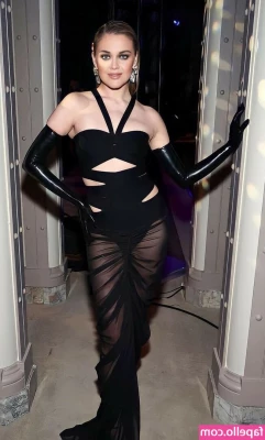 Kelsea Ballerini [ kelsea-ballerini ] - Happy Thursday  Unlock this post if you want to check out the bra I m