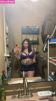 Karlee_bby [ karlee-bby ] - Mira qué rico me tiro la leche en el ombligo 🤤✅
