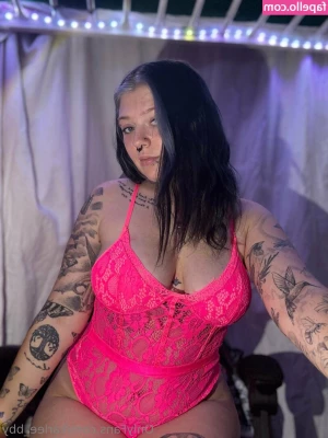 Karlee_bby [ karlee-bby ] - Sandy soles! Would you help me rinse my feet?