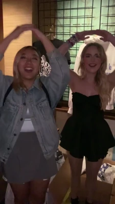  [ mckenna-grace ] - No sofá de casa pode se tocar assim né?  In my sofa can I touch me