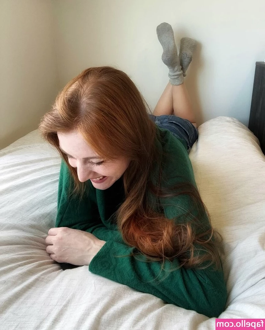 Calbits - She loves to pleasure herself, but gets bored of doing it alone. 😏