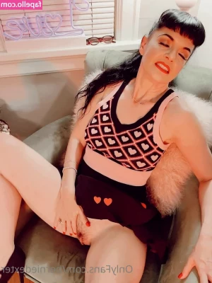 Bernie Dexter [ bernie-dexter ] - Just a wholesome gal doing wholesome things part 1
