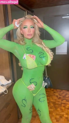 Nicolette Shea [ nicolette-shea ] - [VIDEO] keeping the Christmas spirit alive