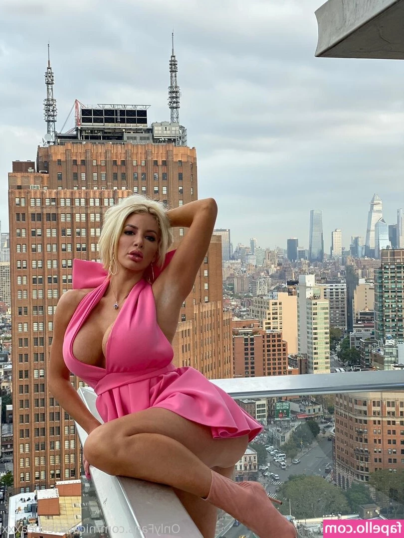 Nicolette Shea [ nicolette-shea ] - fresh out the shower   who wants the naked version sent to them