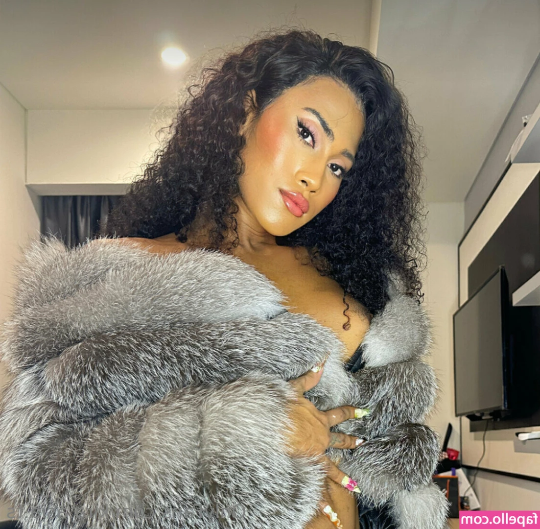 kira.asia.ts [ kira-asia-ts ] - I've been trying on a very discreet make up, I didn't wear much