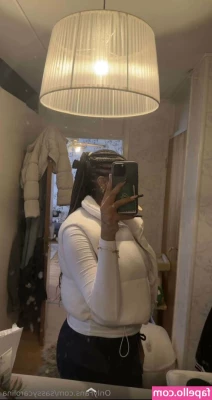 carolinamami2 - How do you feel about upskirt pics