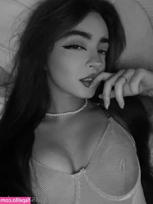 vanessaszwaczka - Do I have a Pretty pussy 😍yes or no ?  Dm for private videos 💦