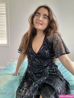 livvy_free [ livvy-free ] - Love getting fucked  When I don t have a real dick I ve got my toys  