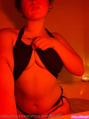 nixxxysnudes - 上or 下どっち好き  Which one do you like better 