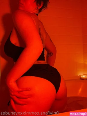 nixxxysnudes - All oiled up..