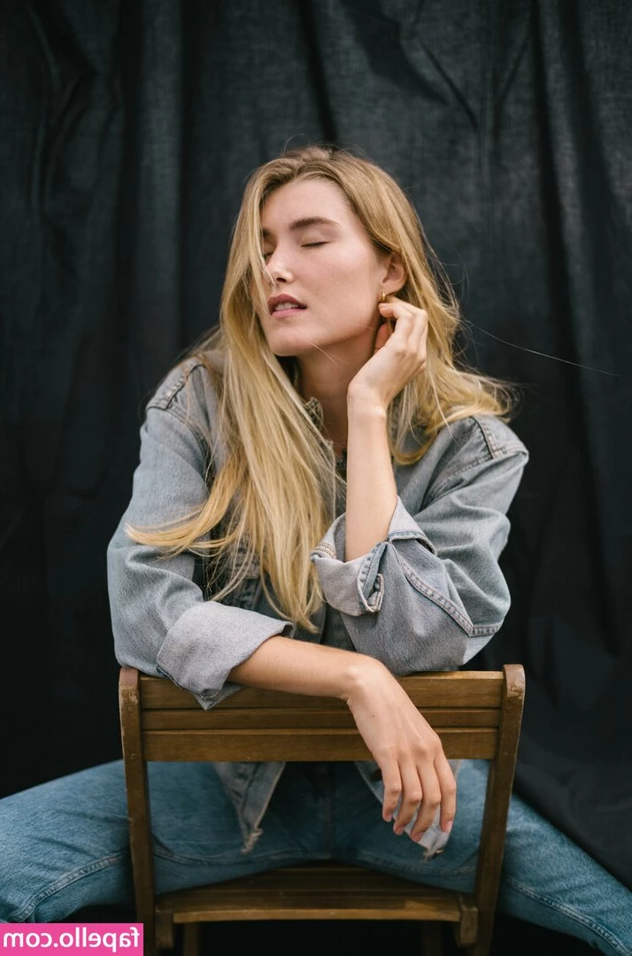 Océane Le Ny [ oceane-le-ny ] - Can you get through this entire clip without touching yourself?