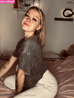Sweetjoli69 - I give you permission to take one (1) handful of ass