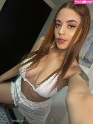 iamvalentinafox - Morning wood?🙈😉