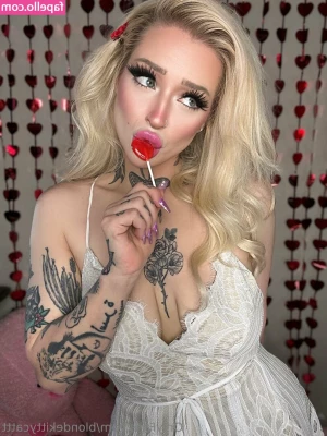 blondekittycattt [ blondekittycattt-1 ] - White nails 💅