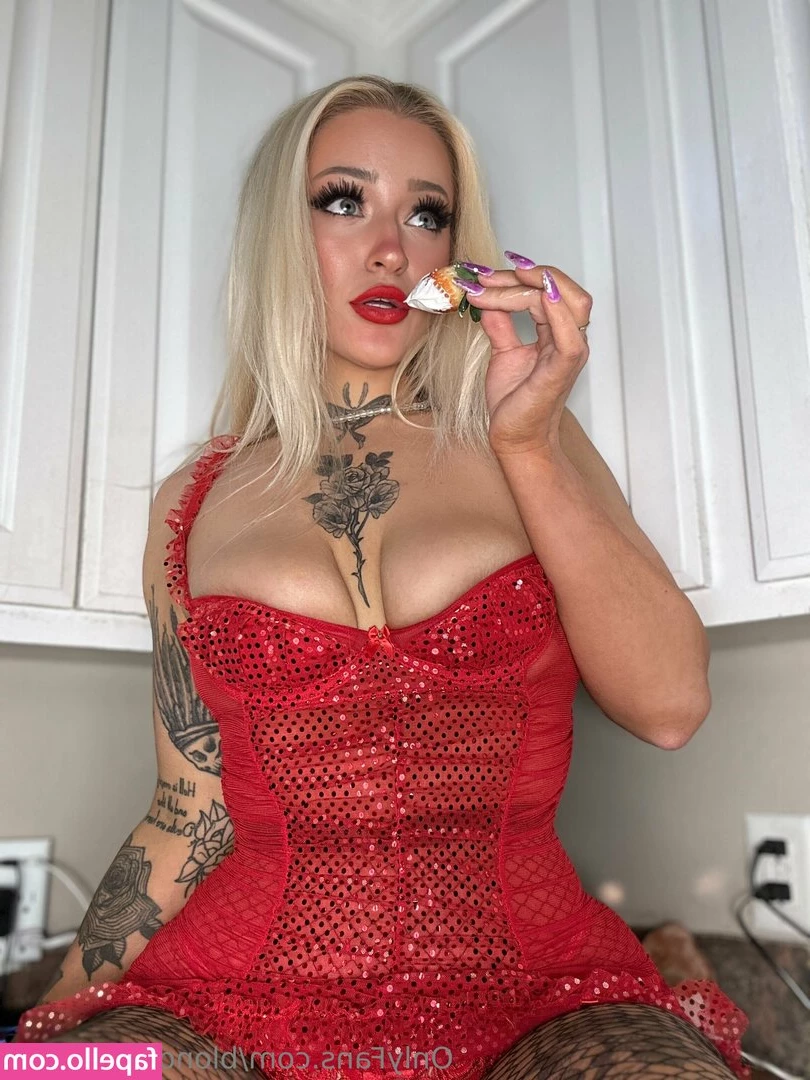 blondekittycattt [ blondekittycattt-1 ] - Slippery when wet