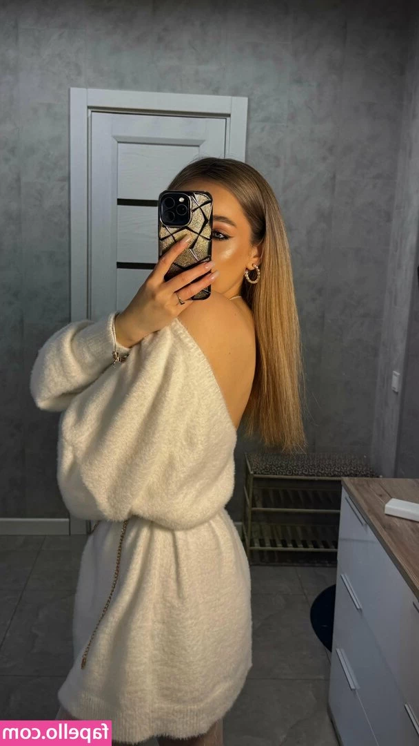 lilybetttgirl - I offer you  booty in fishnets