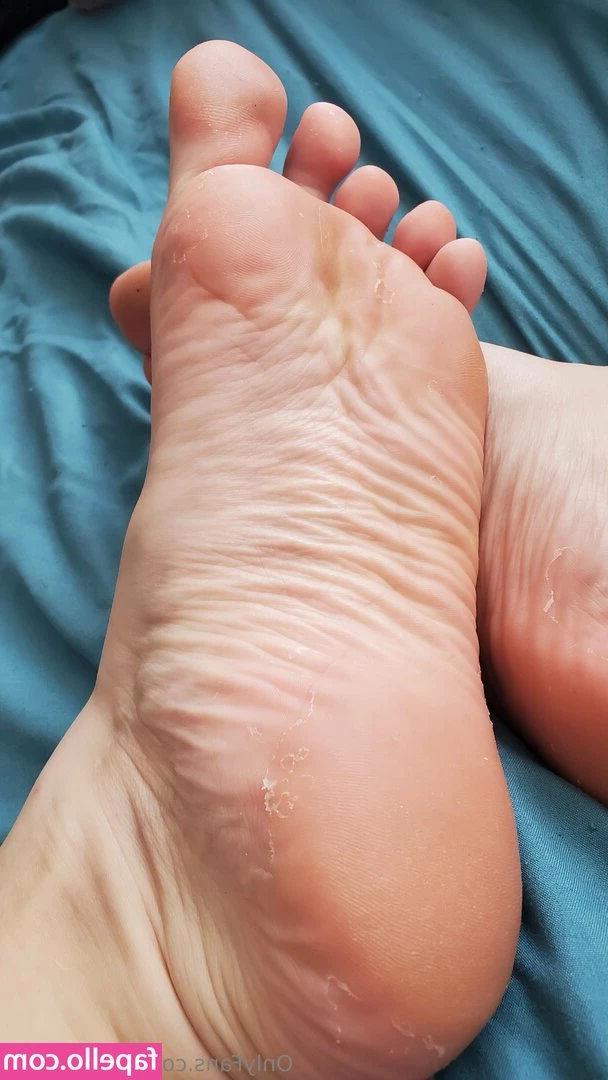 longfootlola - Still hanging low atm  working on things