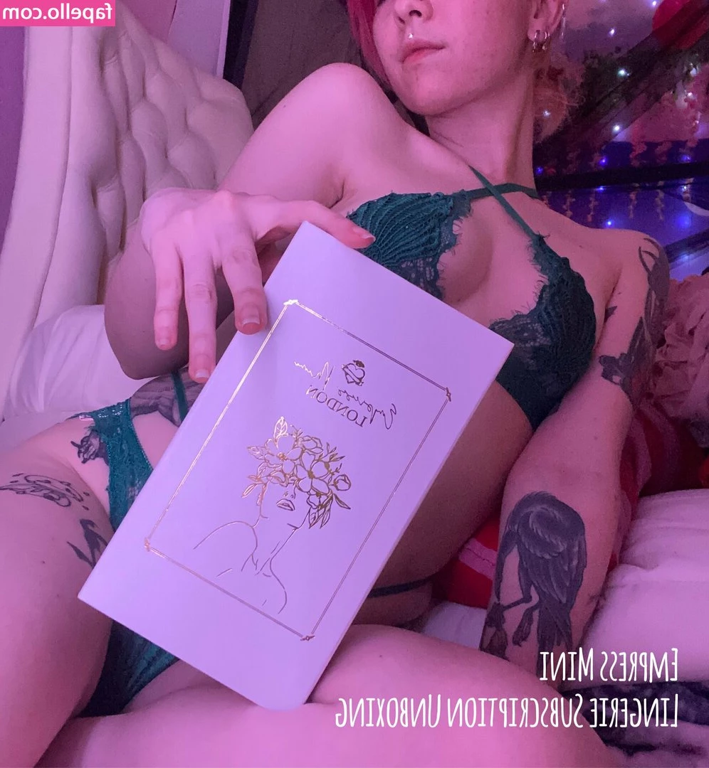 lav3ndersmok3 - Elegant, delicate and sexy.... Do you like watching me? 🖤 Leave a