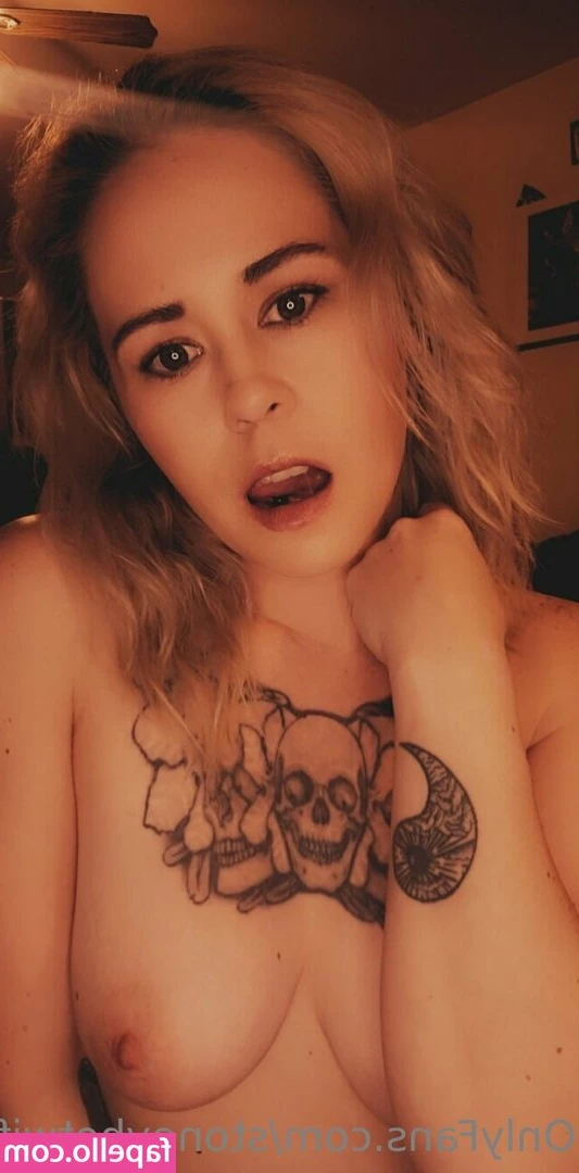 stoneyhotwifefree - Come and massage my soles for me, I know you want to 😈🦶🏻