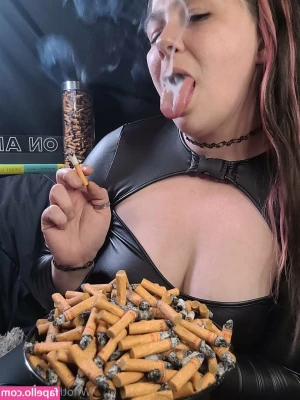 whothefkis.alice [ whothefkis-alice ] - Riding my dildo in my ass