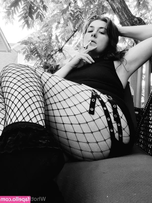 whothefkis.alice [ whothefkis-alice ] - Huge rock hard muscular calves with tiny ankle wearing high heels