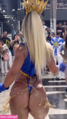 Vivi Winkler [ vivi-winkler ] - HOW FUCKING SEXY IS MY NEW FRIEND AND HER BIG BEAUTIFUL TOUNGE 