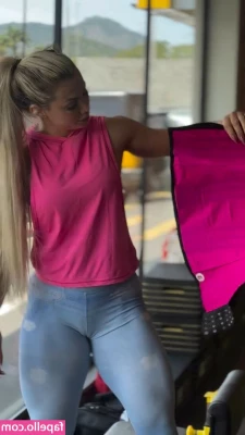 Vivi Winkler [ vivi-winkler ] - I couldn t help myself but to pull it out while he was joggin in
