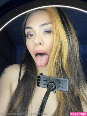 kaylaninewman - Sometimes I get a little n4ughty in the school bathroom.