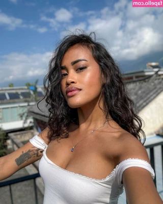 Kiana.pix [ kiana-pix-1 ] - My tits are perfect for missionary 😜