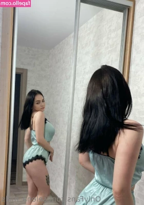 selena_mills [ selena-mills ] - Shredding a cucumber with my long bare toenails. (1 min video. Full