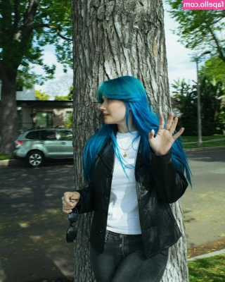 Annalise Mahanes [ annalise-mahanes ] - Don t look at the caption  silly  Look at me