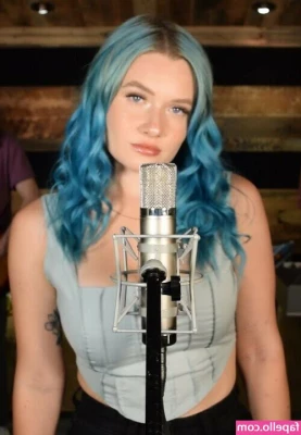 Annalise Mahanes [ annalise-mahanes ] - Titty pic