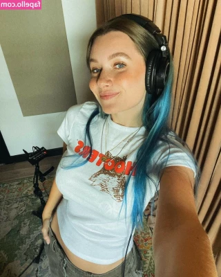 Annalise Mahanes [ annalise-mahanes ] - I d rather sit on smth else