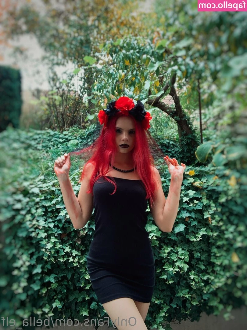 bella_elf [ bella-elf ] - Throwback Thursday s update is 15 pics from my geeky girl-next-door